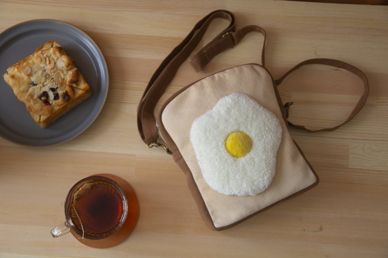 Fluffy Poached Egg Toast Side Backpack - กระเป๋าแมสเซนเจอร์ - ผ้าฝ้าย/ผ้าลินิน สีนำ้ตาล
