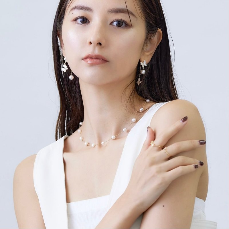 Earrings Phantom belyy -LATUA STELLA- - 耳環/耳夾/耳骨夾 - 貝殼 金色
