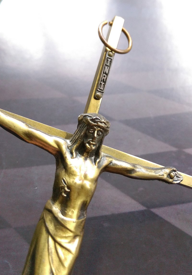 繊細なイエスの十字架の装飾品。西洋のアンティークジュエリー - 置物 - 金属 ゴールド