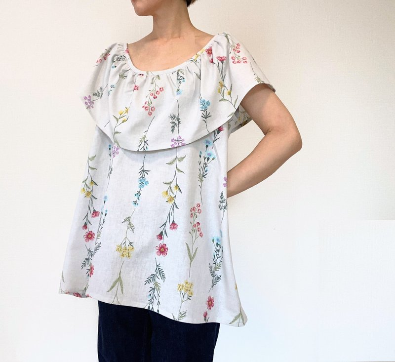 刺繡風格　壓花圖案　荷葉邊襯衫　自然的　棉麻　冰灰色 - 女襯衫 - 棉．麻 灰色