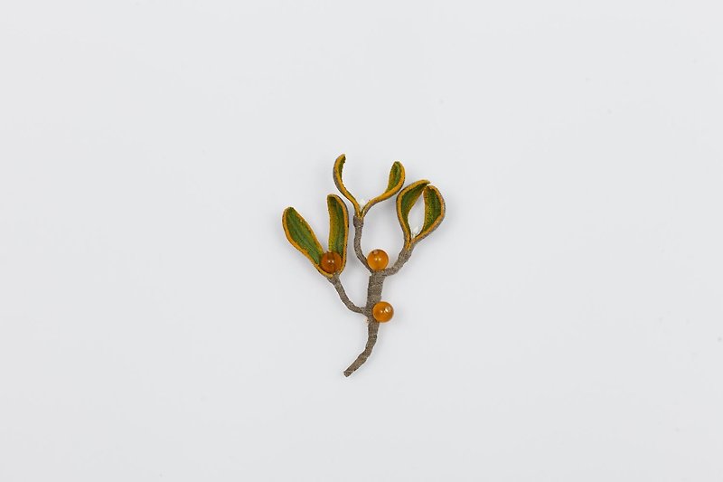 [First Flower Brooch] Handmade Cloth Flower Plant Brooch-Mistletoe (Yellow Agate) Literary Mori Girl Gift Custom Bride Corsage Suit Brooch - เข็มกลัด - ผ้าฝ้าย/ผ้าลินิน สีเขียว