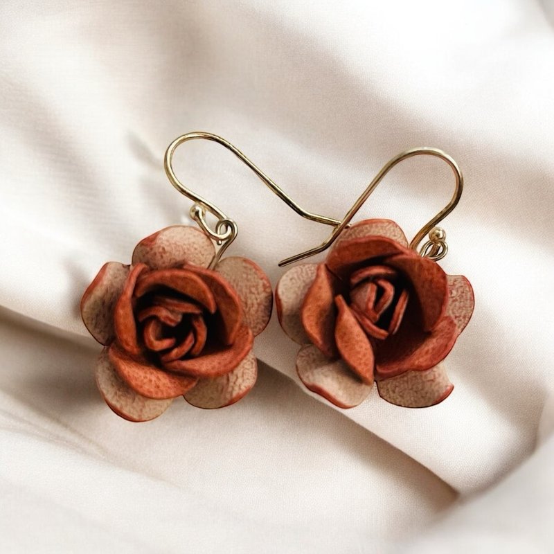 Leather flower earrings rose earrings - ของวางตกแต่ง - หนังแท้ สีน้ำเงิน