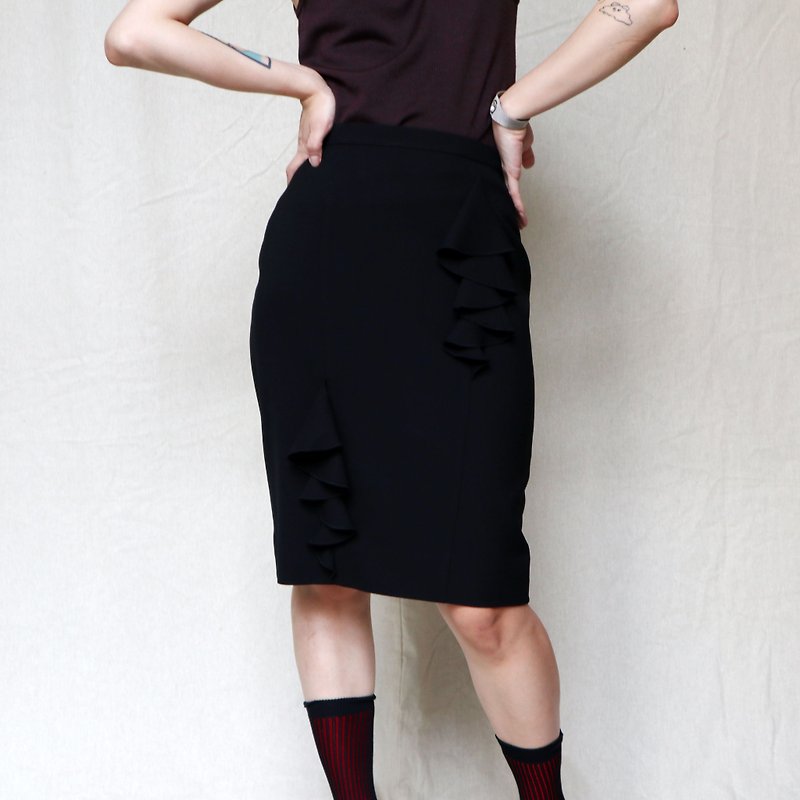Pumpkin Vintage. LORIS AZZARO black knee-length skirt