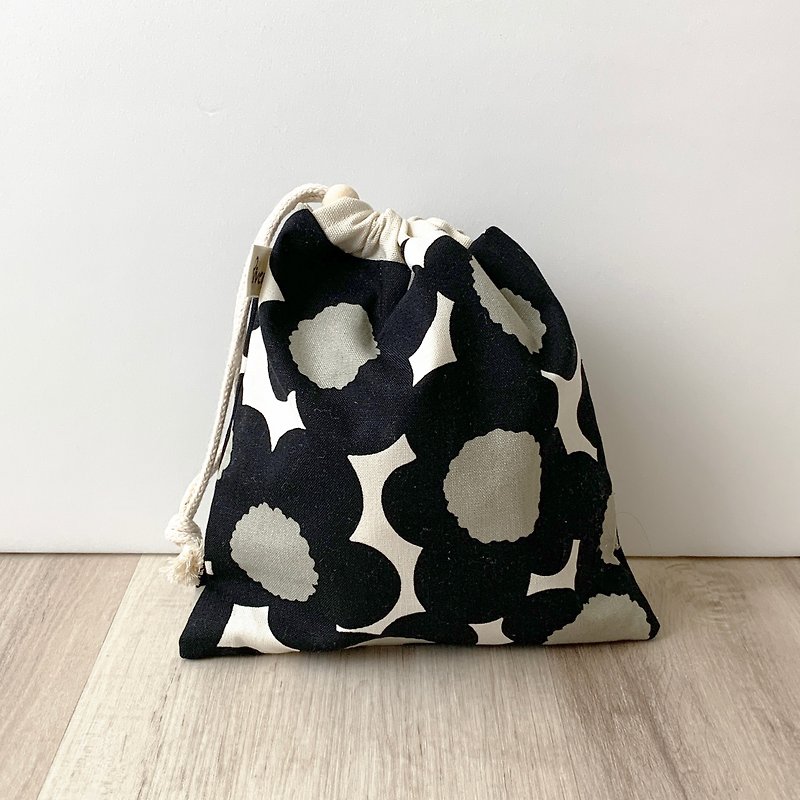 【River】Single-side drawstring storage pouch/Japanese fabric/big flower/black - กระเป๋าเครื่องสำอาง - ผ้าฝ้าย/ผ้าลินิน สีดำ