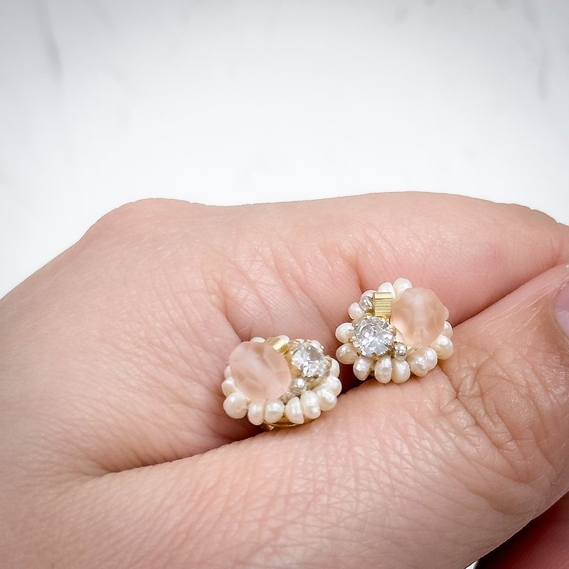 Freshwater Small Pearl Crystal Earrings - ต่างหู - โลหะ สึชมพู