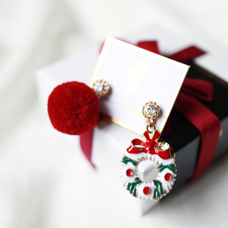 聖誕限定系列- 聖誕花圈毛球耳環/耳夾 - 耳環/耳夾 - 其他材質 紅色