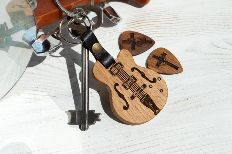 Personalized Wooden Guitar Keychain with Pick on Magnet, Custom Pick Holder - 鑰匙圈/鑰匙包 - 木頭 多色