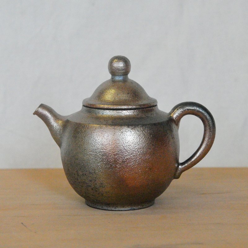 柴燒陶手作。高帽金屬光澤手工茶壺 - 茶具/茶杯 - 陶 咖啡色