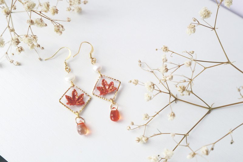 Midnight forest. Red leaf earrings at 6 in the morning - ต่างหู - ดินเหนียว สีแดง