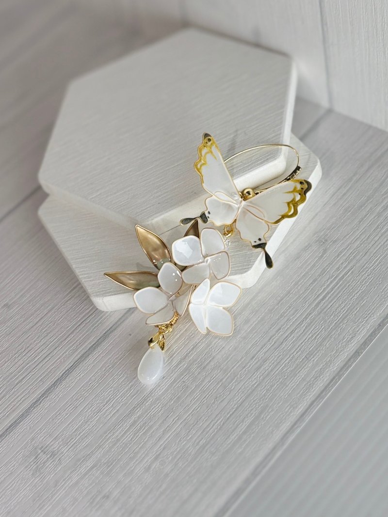 大鳳蝶白色金邊繡球耳環 單隻販售 可改耳夾 - 耳環/耳夾/耳骨夾 - 樹脂 白色