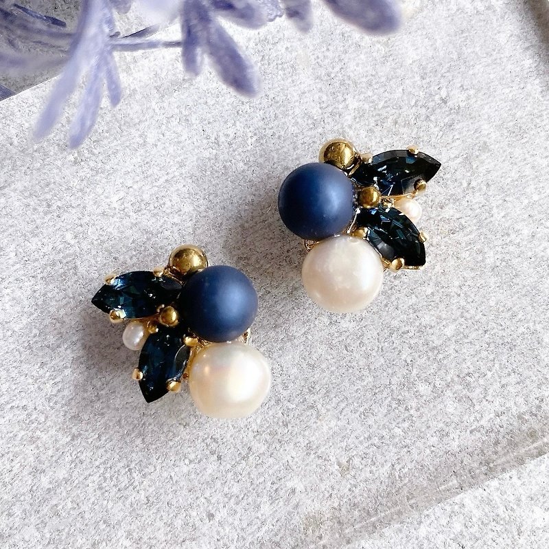 Navy bijou and freshwater pearl Clip-On, earrings - ต่างหู - แก้ว สีน้ำเงิน