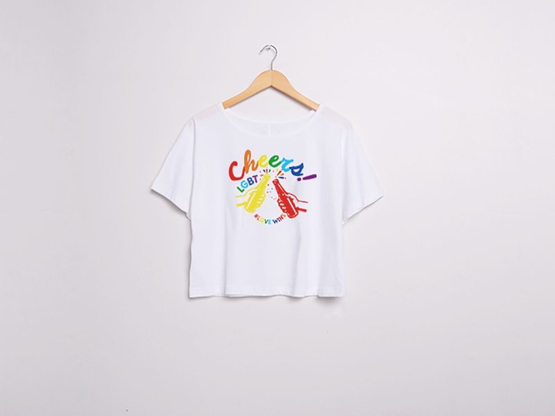 川衣見休閒女款-LGBT LOVE WIN CHEERS! 彩虹圖T (短版) - 女 T 恤 - 棉．麻 多色