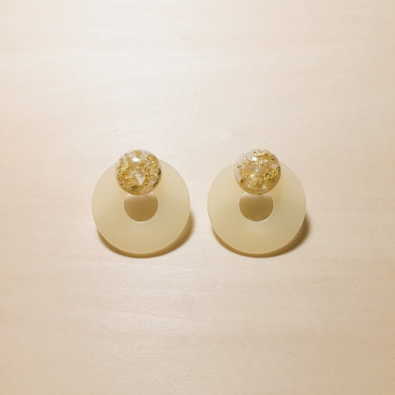 復古米白金箔珍珠鏤空大圓耳環 - 耳環/耳夾 - 樹脂 白色
