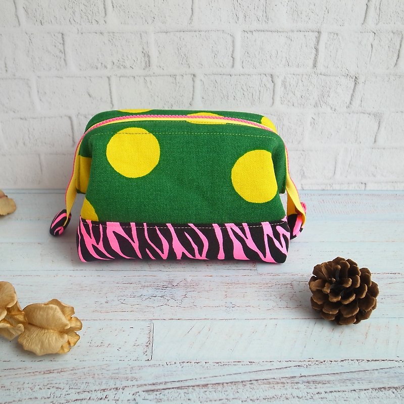 Big girl's cosmetic bag::: big dot series. Green background yellow dot - กระเป๋าเครื่องสำอาง - ผ้าฝ้าย/ผ้าลินิน สีเขียว