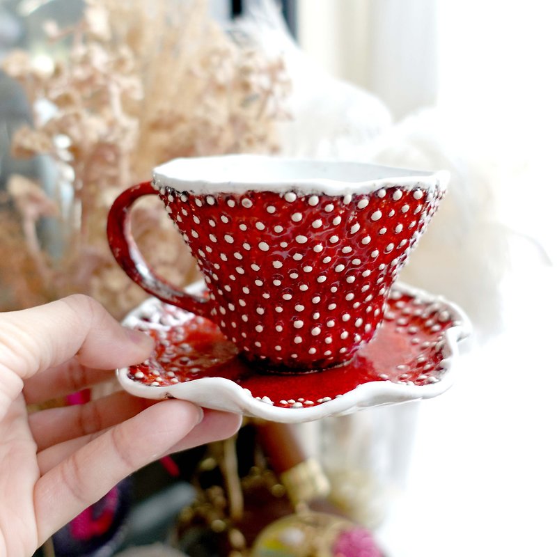ดินเผา ถ้วย สีแดง - Foreign handmade red mushroom white wave point Alice style ceramic tea cup wave lace saucer tea set coffee cup