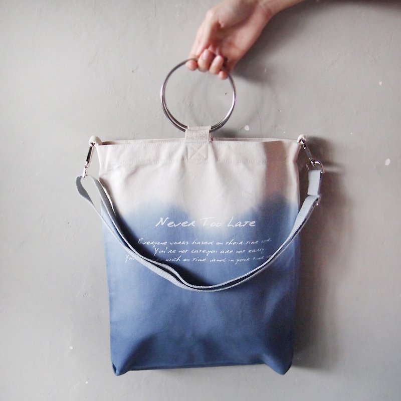Slogan series never too late-hand-dyed pull ring bag (with adjustable strap) - กระเป๋าแมสเซนเจอร์ - ผ้าฝ้าย/ผ้าลินิน สีน้ำเงิน