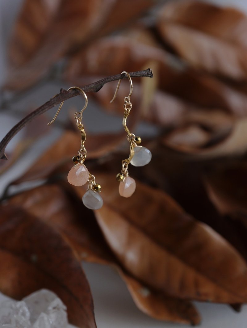 14KGF Peach Moonstone × Gray Moonstone Autumn Light Natural Stone Earrings - Earrings & Clip-ons - Gemstone Gold