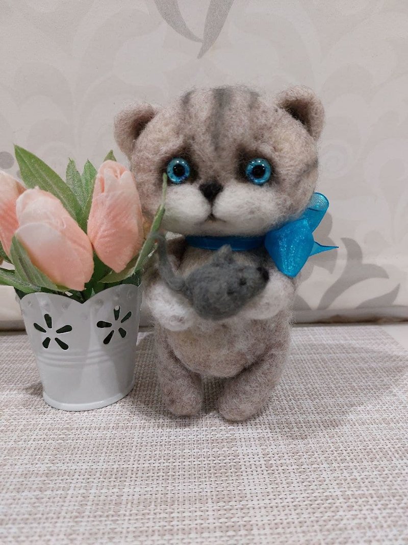Lucky cat Cat grey Needle felted cat Soft cat Woolly cat - ตุ๊กตา - ขนแกะ สีเทา