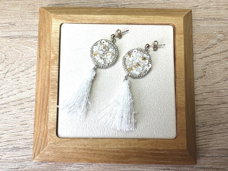 Handmade embroidery earrings with tassel - ต่างหู - ผ้าฝ้าย/ผ้าลินิน หลากหลายสี