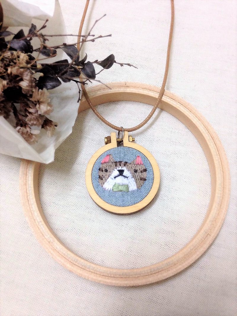 Mini Hand Embroidery - Coffee Tabby Cat Necklace - Necklaces - Thread Multicolor
