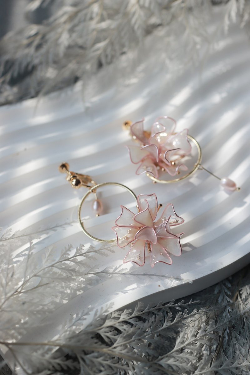 Qihua love letter, gentle temperament, pink rose asymmetrical earrings, freshwater pearl crystal flower, resin flower - ต่างหู - เรซิน สึชมพู