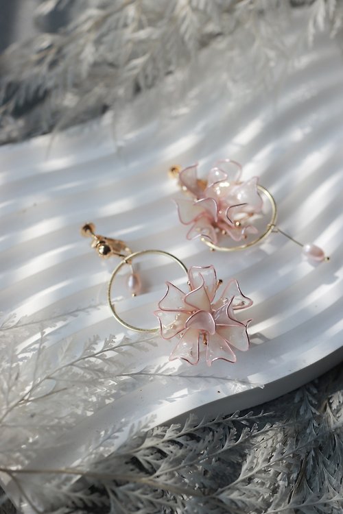 rosequeen 䌓花情書 溫柔氣質粉嫩玫瑰 不對稱耳環 淡水珍珠水晶花 樹脂花