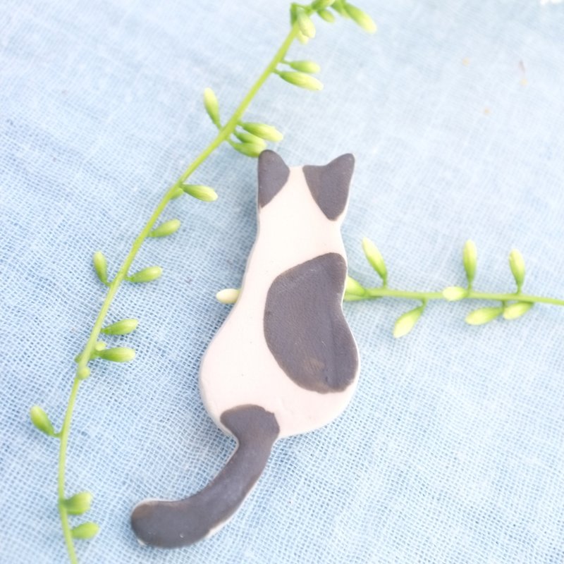 black and white cat sit / ceramic brooch / handmade  - Brooches - Pottery White