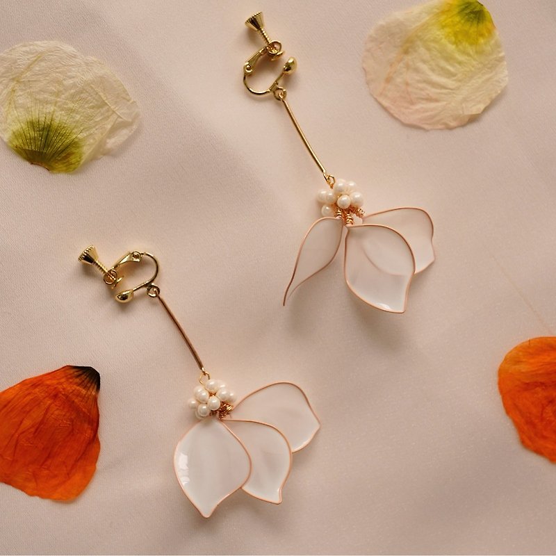 Flower and fruit skirt resin earrings - ต่างหู - เรซิน ขาว
