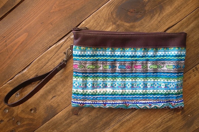 【Grooving the beats】[ Fair Trade] Hmong Wristlet Purse With Leather Trim Handmade Thailand / Cosmetic Bag（Blue） - กระเป๋าเครื่องสำอาง - ผ้าฝ้าย/ผ้าลินิน สีน้ำเงิน