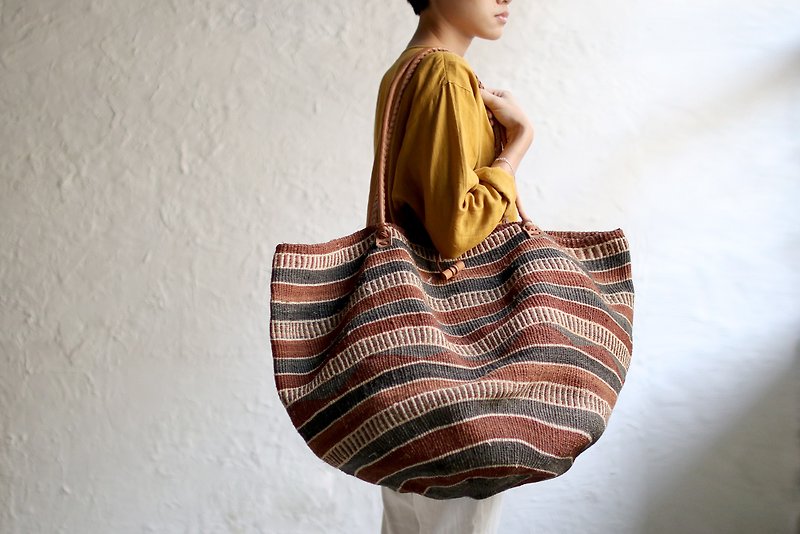 OMAKE Africa 猢 狲 bark hand large woven bag - Handbags & Totes - Cotton & Hemp Brown