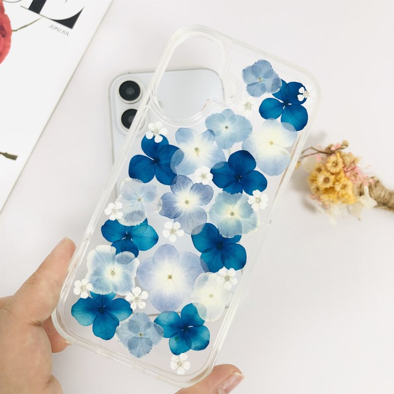 Handmade Natural Blue White Pressed Flower Phone Case for iPhone 16 Pro Samsung - เคส/ซองมือถือ - พืช/ดอกไม้ 