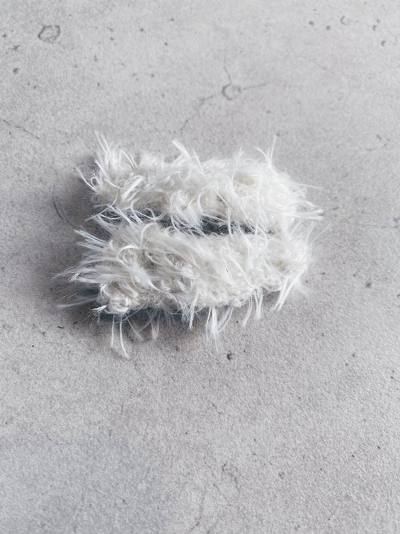 A hair clip - Hair Accessories - Wool White