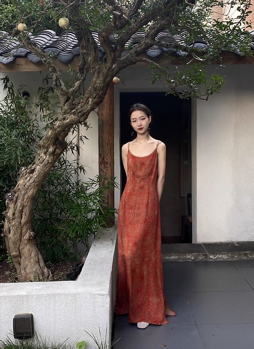 尹太陽 新中式復古 橘紅修身長款連身裙