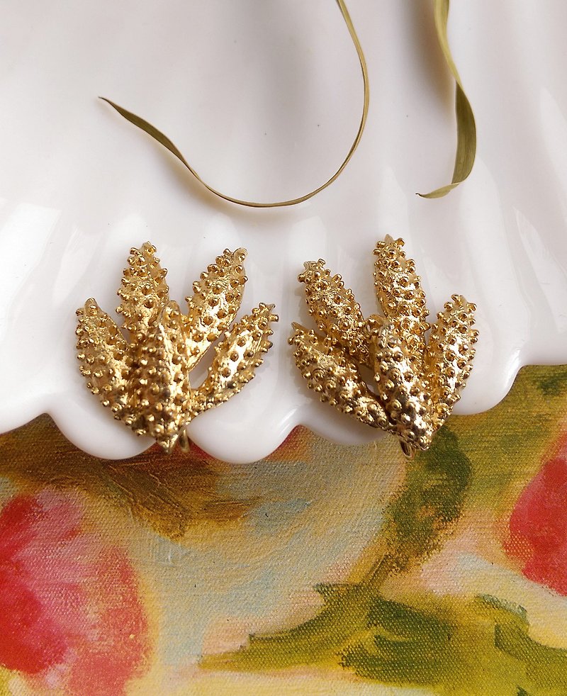 [Western antique jewelry / old things] SARAH COV WIND FLOWER clip earrings - ต่างหู - โลหะ สีทอง