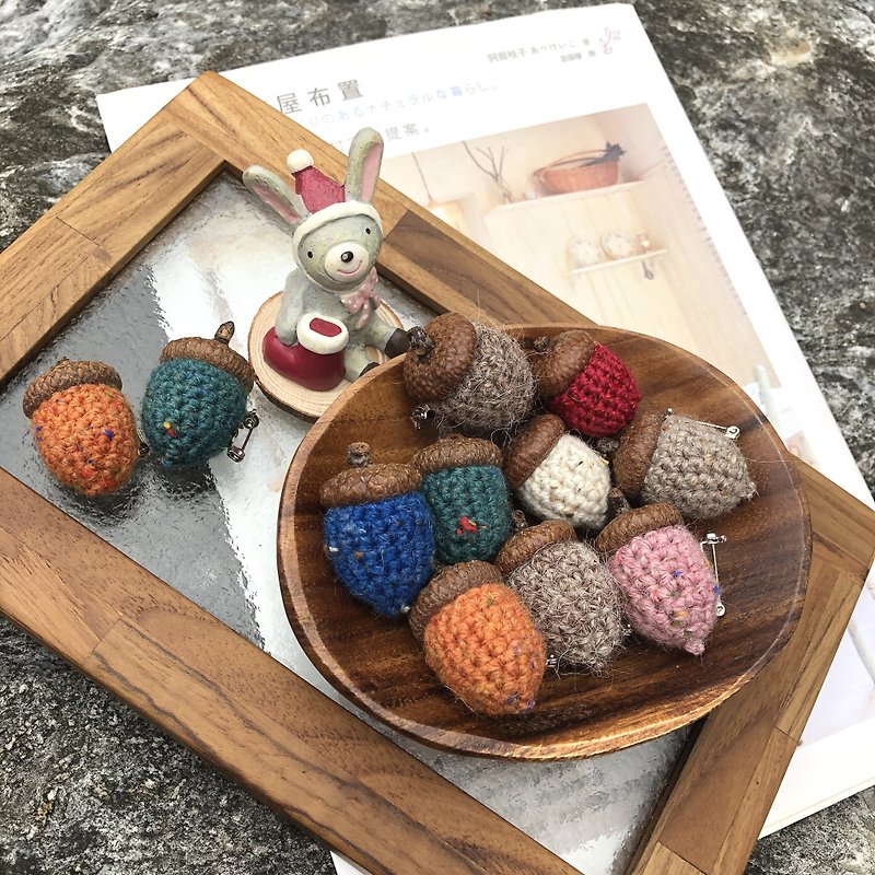 Crochet craft. Natural style acorn pin - เข็มกลัด/พิน - ผ้าฝ้าย/ผ้าลินิน สีกากี