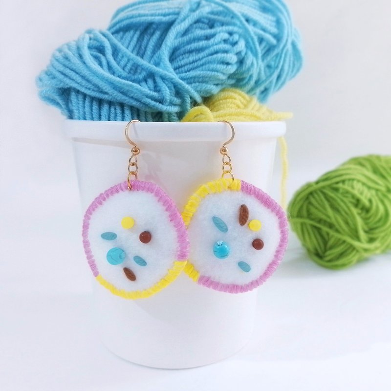 Cute free-form dangle earring design with hand-stitching on felt with beads - 耳環/耳夾/耳骨夾 - 繡線 