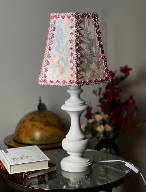 Delight Victorian floral table lamp tapestry in color pink-blue pastel