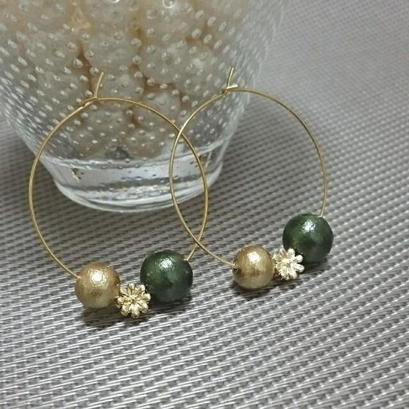 Two colors of cotton Pearl & Flower hoop earrings (Gold × Green) - ต่างหู - โลหะ สีเขียว