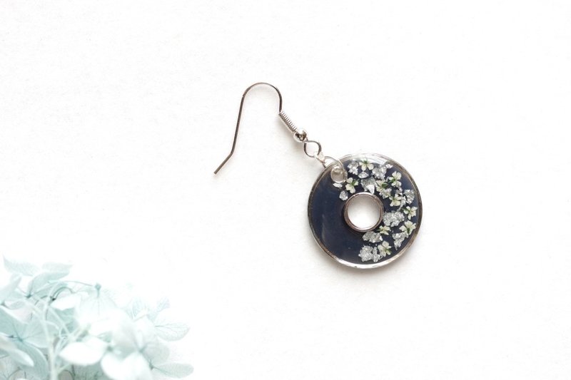 Resin Art Coin Earrings - Melancholia - Silver - ต่างหู - เรซิน สีดำ