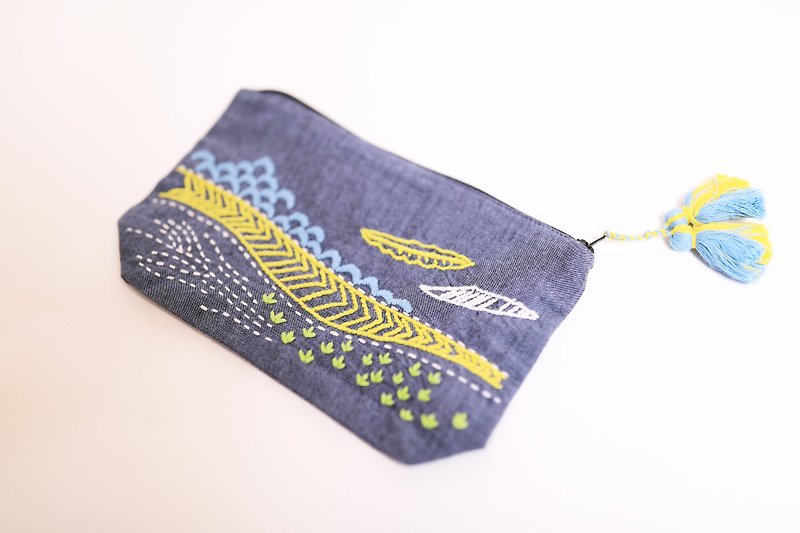 spring embroidery purse-fair trade - กระเป๋าใส่เหรียญ - ผ้าฝ้าย/ผ้าลินิน สีน้ำเงิน