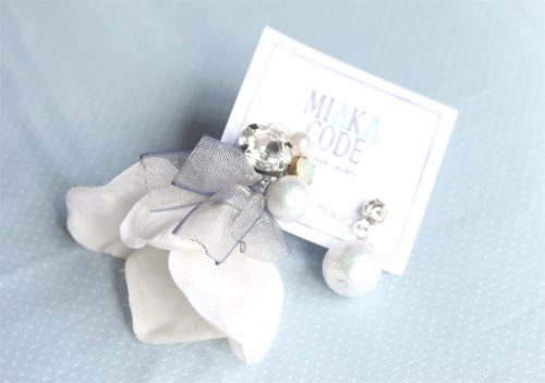 MIAKA CODE 。Handmade & Fashion 手工串珠 閃石 鑽 棉棉珠 珍珠 花花(米白色) 耳環/夾式耳環