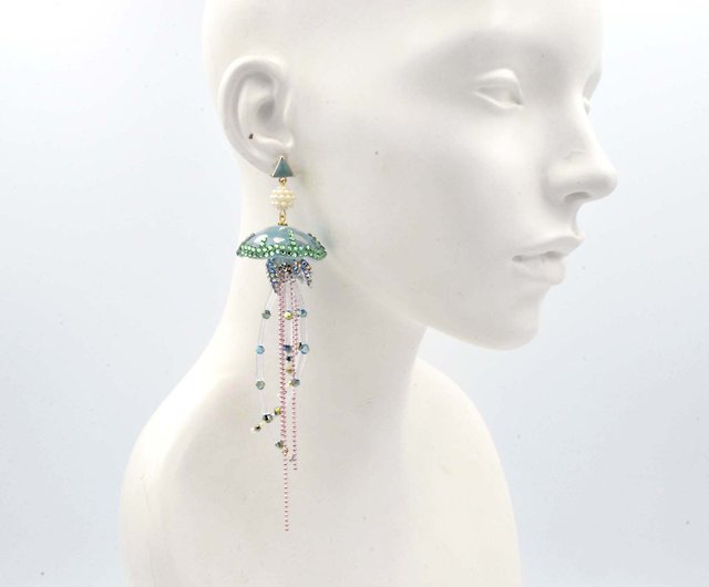 Jellyfish flow chain pierced beaded earrings JELLY FISH - Shop timbeelo  Earrings & Clip-ons - Pinkoi