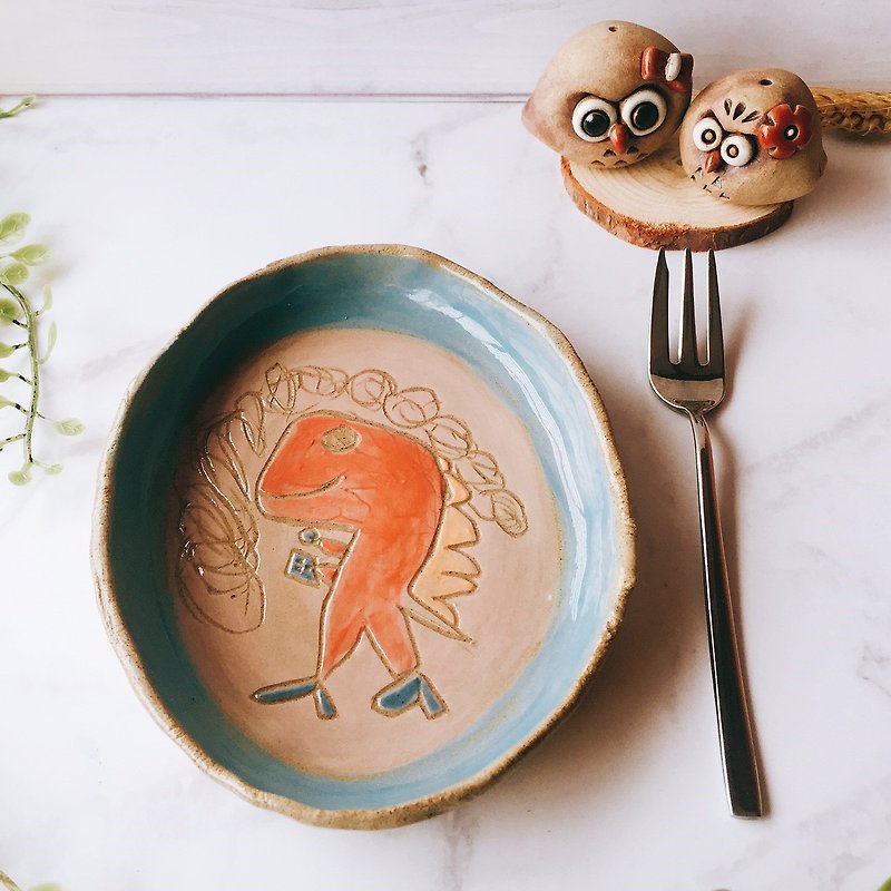 [Little girl Jessica creation] Dinosaur eating biscuits │ En Niu who 呦 呦 手 作 陶 陶 陶 - จานเล็ก - ดินเผา สีส้ม