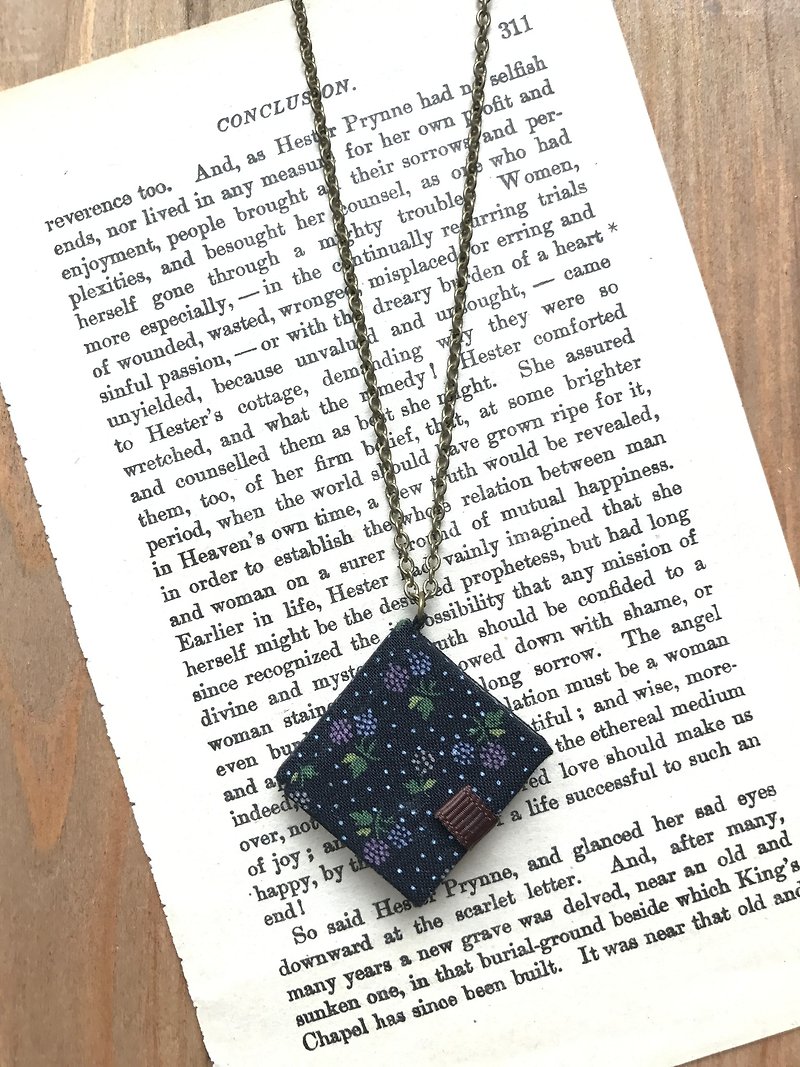 Mini Book Necklace| Floral Prints - สร้อยคอ - กระดาษ สีดำ