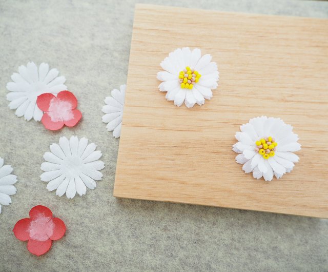 デージー 花 ビーズ刺繍 ピアス イヤリング ショップ Ayaka彩花 ピアス イヤリング Pinkoi