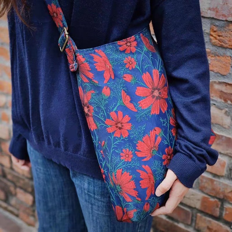 Woven flower fabric retro blue and red contrast color Gesang flower length adjustable shoulder bag - กระเป๋าแมสเซนเจอร์ - เส้นใยสังเคราะห์ 