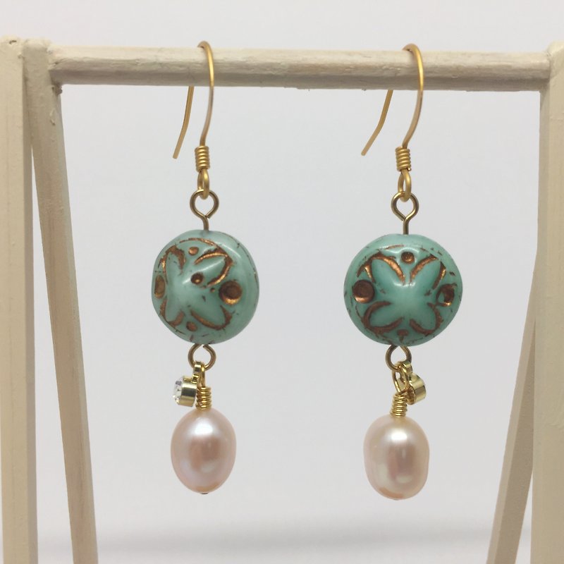 Golden highlights mint bead with white pearl earrings - Earrings & Clip-ons - Other Materials 
