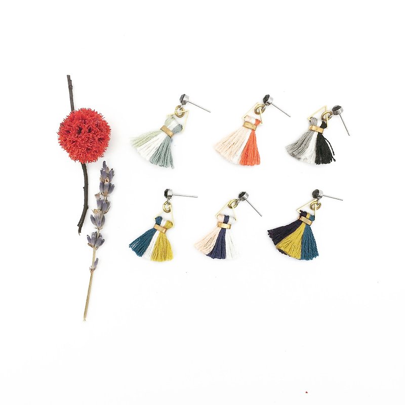 Lao Lin grocery Traveling girlfriend series 1 +1 two into the Japanese embroidered three-color tassel earrings / clip-on earrings optional two different 85 fold (please note in the remarks of the two colors) - ต่างหู - งานปัก หลากหลายสี