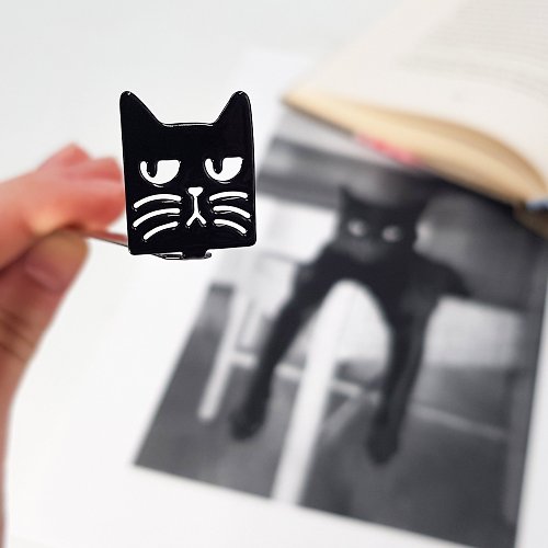 Design Atelier Article Black metal bookmark Suspicious Cat, small bookish gift for cat lovers