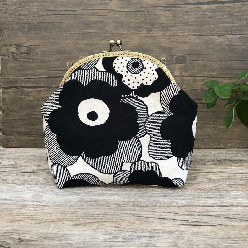 Black large flower kiss lock bag/side backpack/がまぐちバッグ - กระเป๋าแมสเซนเจอร์ - ผ้าฝ้าย/ผ้าลินิน สีดำ